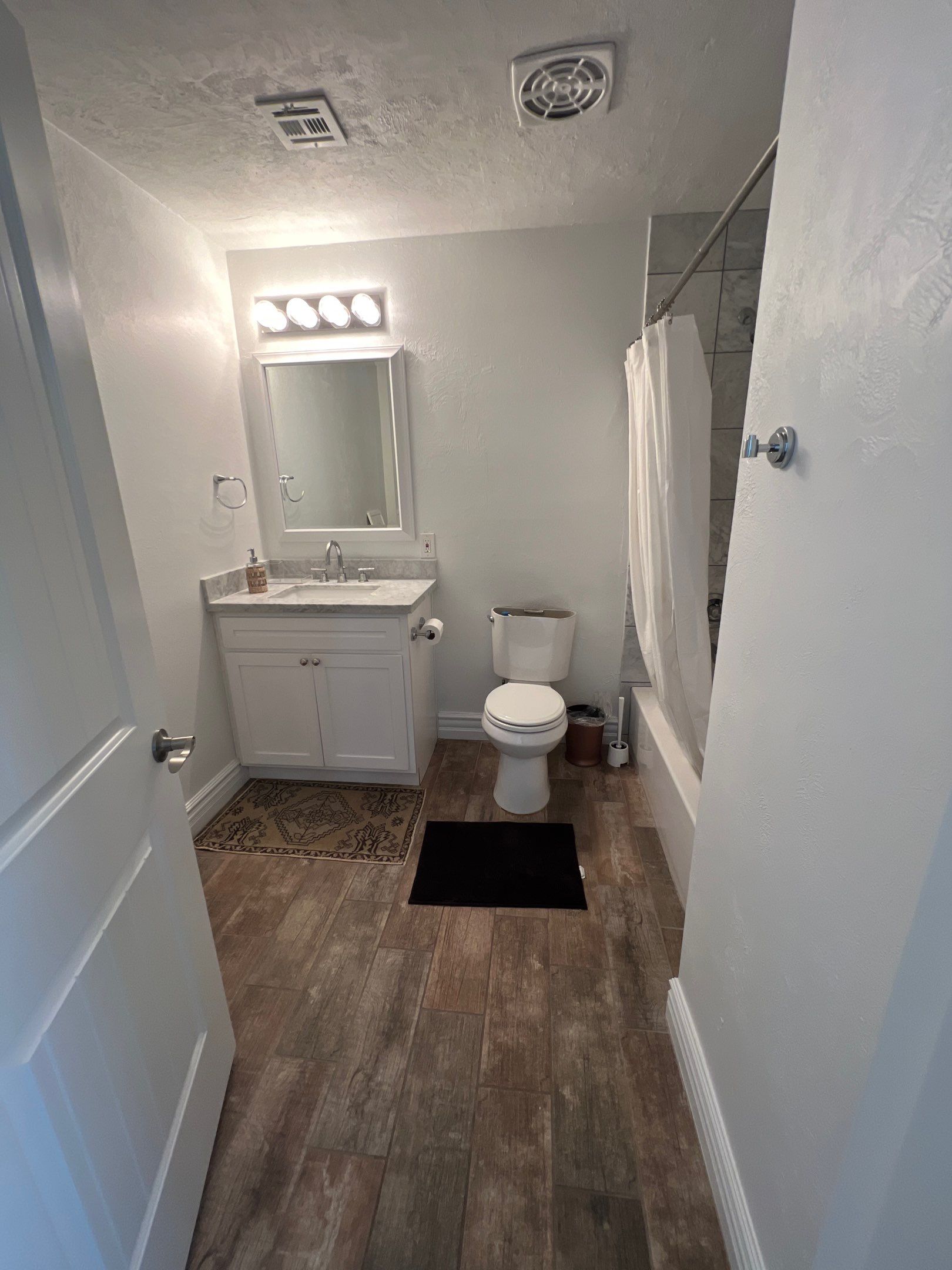 Scottsdale bathroom after professional refinishing