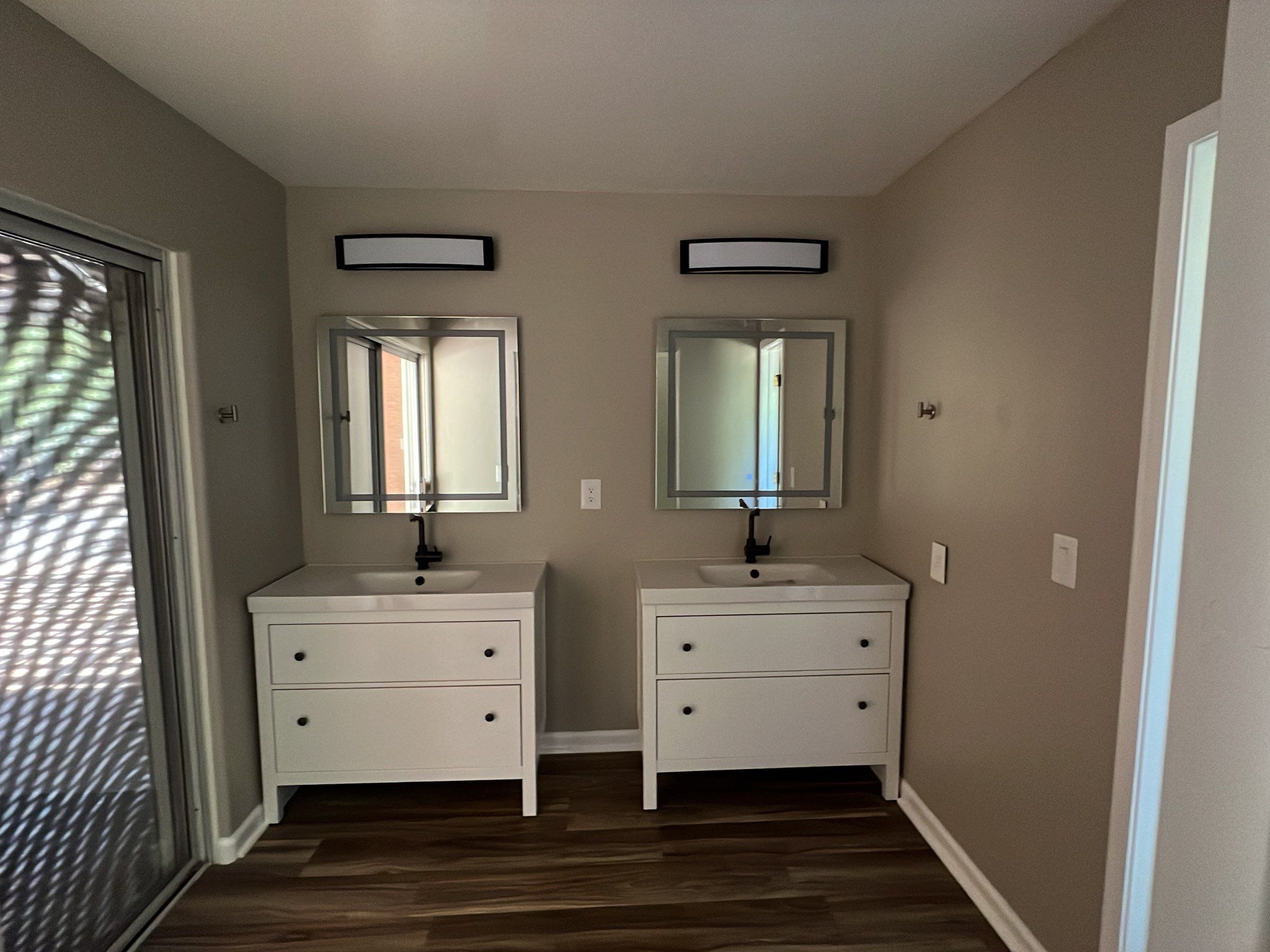 Carefree bathroom interer after expert painting