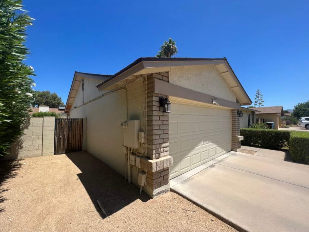 Paradise Valley garage door before painting